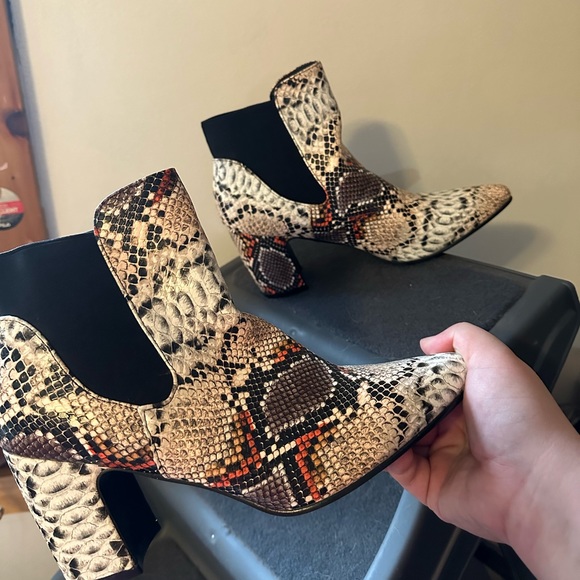 Women’s Snakeskin Fashion boots - Picture 2 of 4